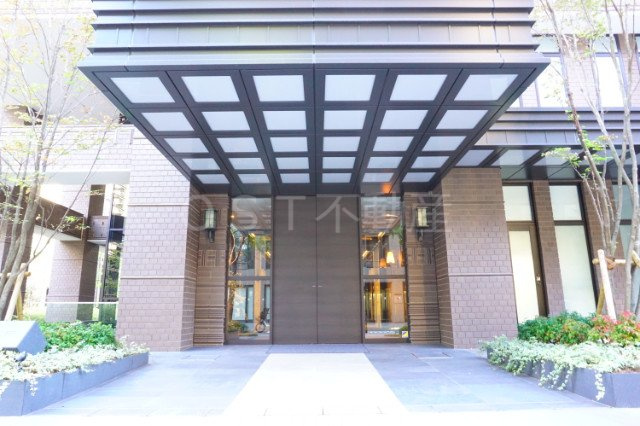 クレヴィアタワー大阪本町のエントランス