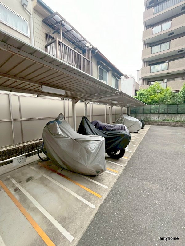 プレサンス上町台リベルテ　仲介手数料無料の駐車場