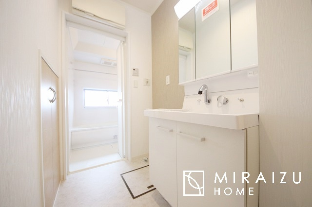 【独立洗面台】 | 洗面台です。収納棚もとても充実しております。コスメが大好きな奥様も、女子力高いご主人様もきっとご満足いただける収納力です。