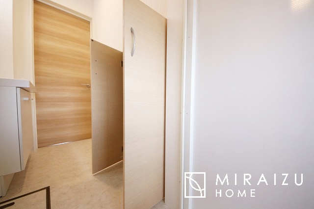 【洗面所】 | 洗濯機置き場と脱衣スペースもしっかりと確保されている洗面室、洗面コーナーは、窓から陽も差し明るく開放的な造りです。家事導線も良いので洗濯物やお湯はりもストレスフリーに毎日家事を楽しめそうです。
