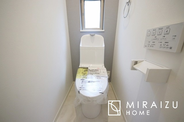 【トイレ】 | 空気の換気と光の明るさに配慮した清潔感のあるトイレ、ご自分の好きなアロマや芳香剤を置いて落ち着く空間を演出、一人になれる空間ですから、リラックスしたいですね。