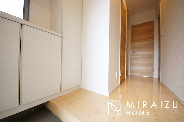 【玄関】 | いってきます♪ただいま♪明るい声が聞こえてきそうな玄関。ナチュラルなカラーがとても清潔感のある造りです♪
