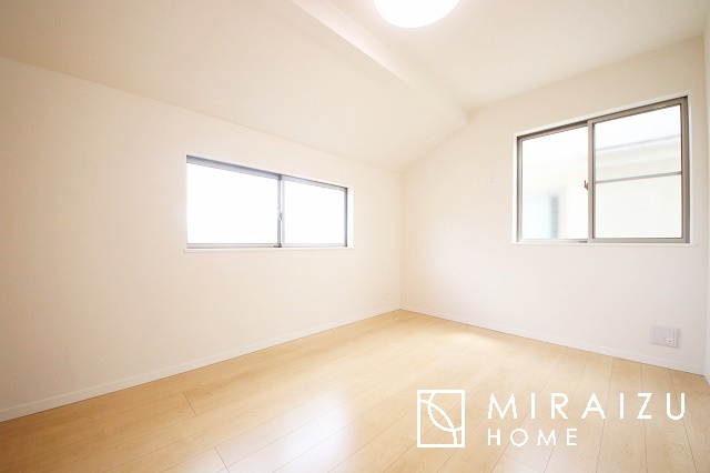 【洋室】 | 居心地の良さそうなリラックスできる空間。独立性のある建物ですので、ご自分の時間を大切にしたご家族様にぴったりです！
