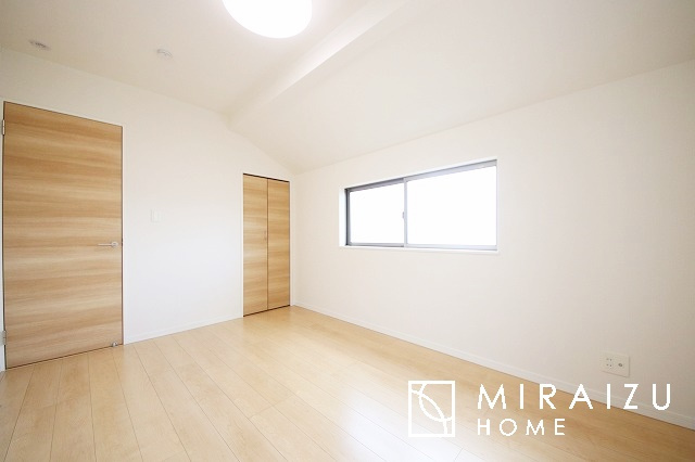 【寝室】 | 広さのある洋室は、ご夫婦様の寝室にぴったりですね。ご主人様の趣味のものや書斎などにも使用できるくらいの広さが嬉しいです。収納もばっちり完備してますのでお荷物が多いご家族様も安心してお暮しいただけます！