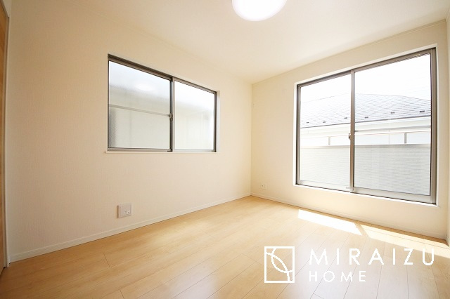 【子供部屋】 | お子様のお部屋にも主寝室にも使えますね。窓が二面についていますので採光もばっちり、空気の入れ替えもOK！自分のお部屋を持ちたいお子様の夢を叶えます！
