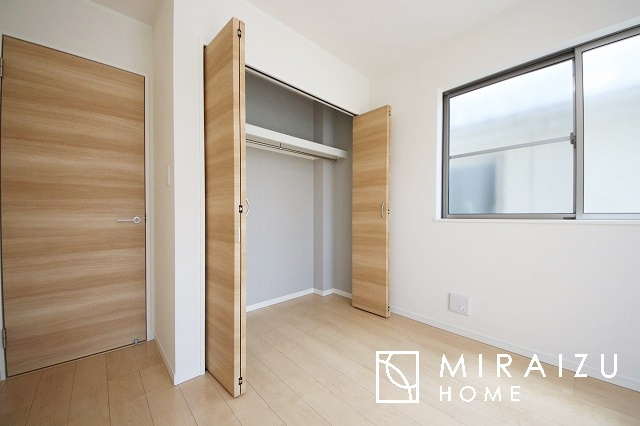 【収納】 | 収納力も自慢です。お洋服がお好きなお客様も多いですよね、衣替えをしなくてもお洋服をしまっておけそうなくらいの広さですね！
