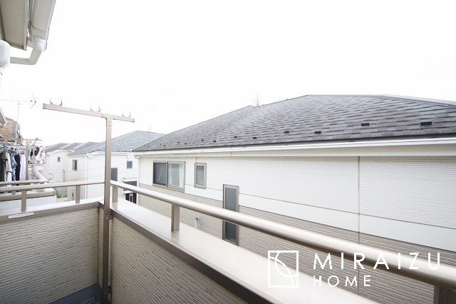 【バルコニー】 | 小鳥の鳴き声で目覚める朝、爽やかな風が入ります。太陽の陽射しでお洗濯物がカラッと乾き、気持ちの良い洋服とお布団で快適に過ごせます。