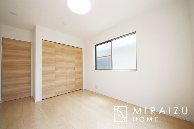 【洋室】 | 心も体も癒されるゆったりと落ち着いた洋室。窓が多いつくりになっています。窓が多いと明るい空間を保ち、室内へ気持ちの良い風も取り込んでくれます。