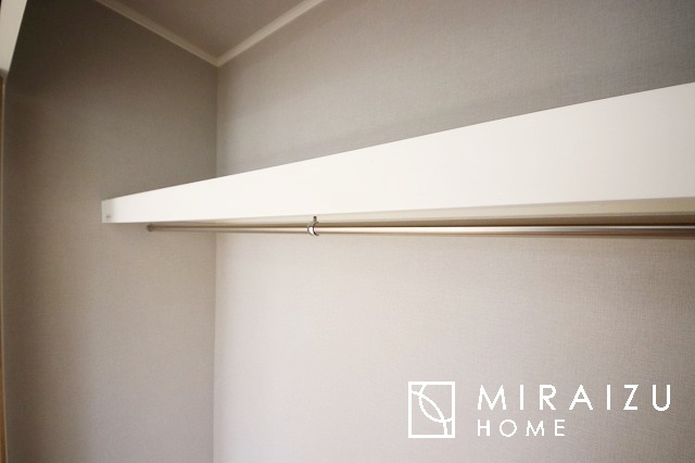 【寝室】 | 収納あり、自然な採光ありの洋室。家族みんなが気持ち良く目覚められる、過ごしやすい主寝室などにもお勧め。もちろん、ペットもご一緒に。