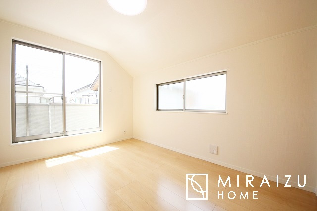 【子供部屋】 | 床のフローリングもオシャレな洋室が嬉しいです。独立性のある住宅ですので、各居室それぞれ、テイストの違うお部屋インテリア造りをしても面白いかもしれませんね！