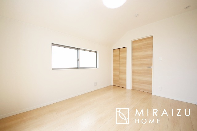 【洋室】 | 小鳥の鳴き声で目覚める朝、爽やかな風が入ります。太陽の陽射しでお洗濯物がカラッと乾き、気持ちの良い洋服とお布団で快適に過ごせます。