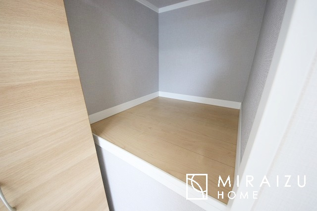 【収納】 | 収納あり、自然な採光ありの洋室。家族みんなが気持ち良く目覚められる、過ごしやすい主寝室などにもお勧め。もちろん、ペットもご一緒に。