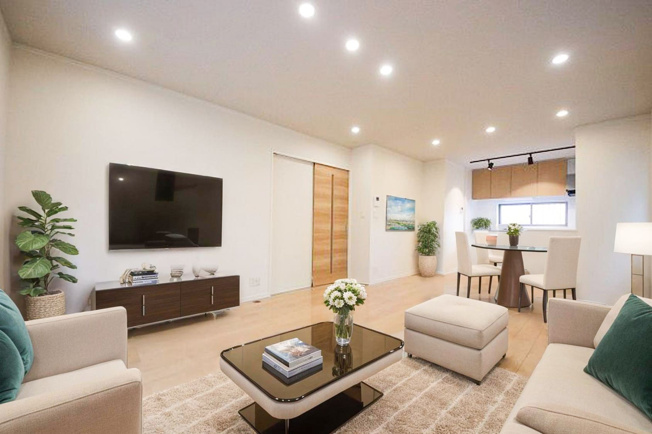 【居間・リビング】 | 陽当たりが心地の良いリビング空間です。日中はカーテンを開けて自然な光を取り込みリラックスして過ごしたいですね、照明器具もセンスの良いものを使いたいですね。
