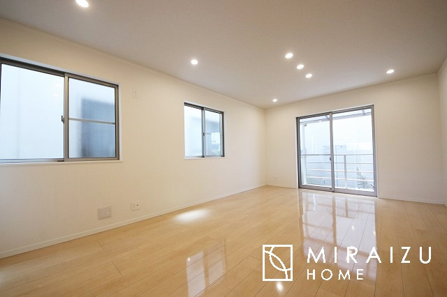 【居間・リビング】 | 陽当たりが心地の良いリビング空間です。日中はカーテンを開けて自然な光を取り込みリラックスして過ごしたいですね、照明器具もセンスの良いものを使いたいですね。
