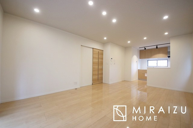 【居間・リビング】 | 大きな窓が特徴のリビングでは、太陽光も沢山取り込むことが出来てお家の中にいても日光浴が可能ですね、開放的な空間です。インテリア選びも楽しそう、ご家族様で相談しながらインテリア配置も楽しみたいです