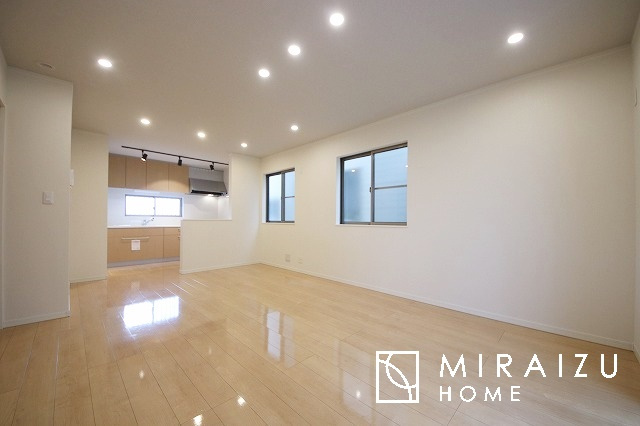 【居間・リビング】 | 明るい光が取り入れられる空間設計のリビングです。インテリア配置もしやすい間取りです。壁や床の色と合わせて落ち着いたインテリアも選びたいですね♪グリーンを飾っても素敵だと思います。
