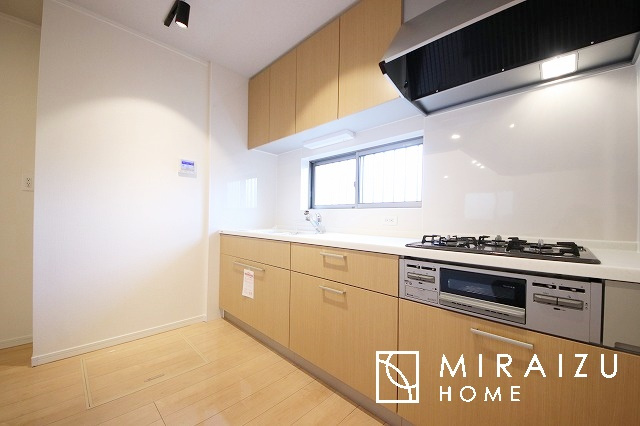 【キッチン】 | スッキリとした形が上品な広々ワイドキッチンです。窓もあり明るい空間の中で毎日お料理することが可能です。収納スペースも広いのが嬉しいですね。