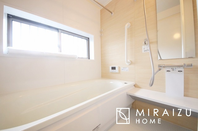 【浴室】 | 清潔感のある広い浴室が自慢です。疲れた日にはお湯をためてリラックスタイムを楽しみたいですね、今はスマホも防水の時代です、半身浴をしながら動画視聴、漫画視聴、楽しく過ごしたいですね^^