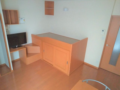 【居間・リビング】 | レオパレス翔 | 1階はフローリング、２階は絨毯です。