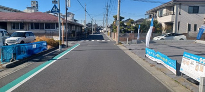 【前面道路含む現地写真】 | 熊谷市新堀 2150万 分譲地A | 南西道路側