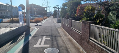 【前面道路含む現地写真】 | 熊谷市新堀 2150万 分譲地A | 北西道路側