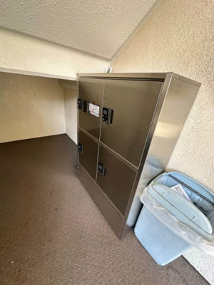 【エントランス】 | ホームズすみれが丘 | 共用エントランスには宅配BOXがあるので荷物の受け取りもスムーズに♪再配達の手間がかからないのが魅力♪