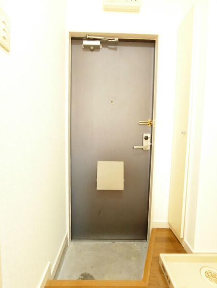 グラン逆瀬川の玄関