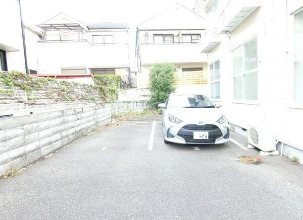 グラン逆瀬川の駐車場