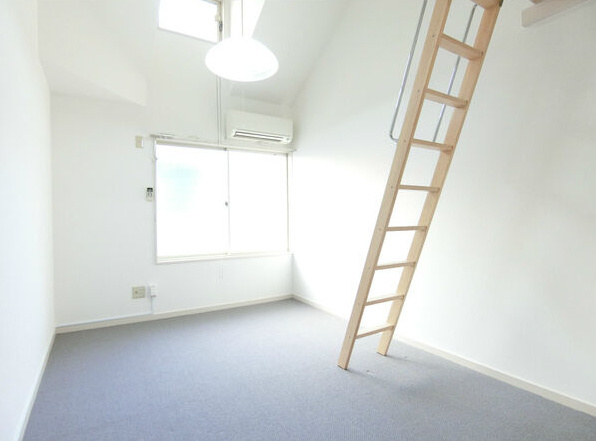 グラン逆瀬川の居間・リビング