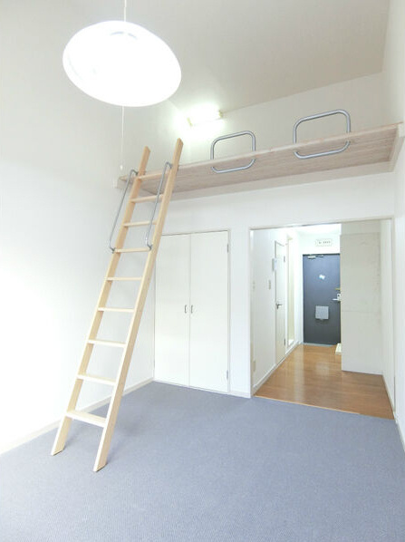 グラン逆瀬川の居間・リビング