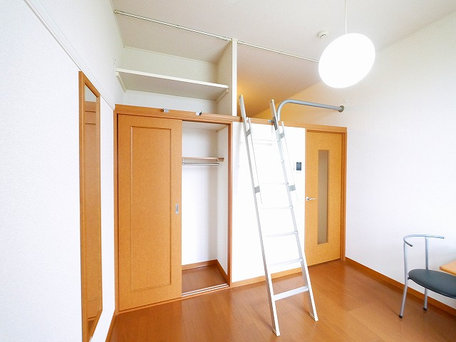 レオパレスエザーンスⅡの洋室|コンパクトで使いやすい洋室です