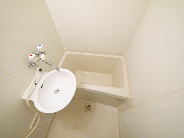 レオパレスエザーンスⅡの浴室|ゆったり過ごせるお風呂です