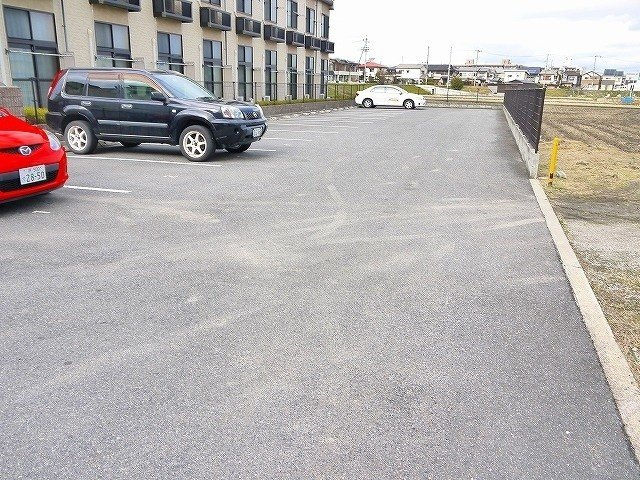 レオパレスエザーンスⅡの駐車場|綺麗な共有スペース。