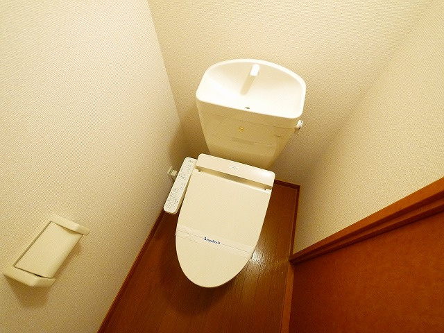 レオパレスエザーンスⅡのトイレ|落ち着いた色調のトイレです