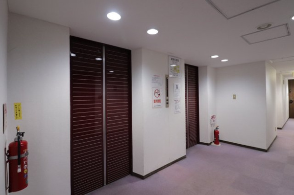 【その他共用部分】 | 【居住フロア　エレベータホール】ホワイトの壁に、上品な赤を基調としたエレベータードアやカーペット。