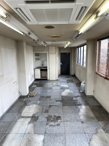 内外ビルの内装