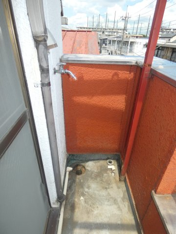 【設備】 | 洗濯機はバルコニーに設置可能です。