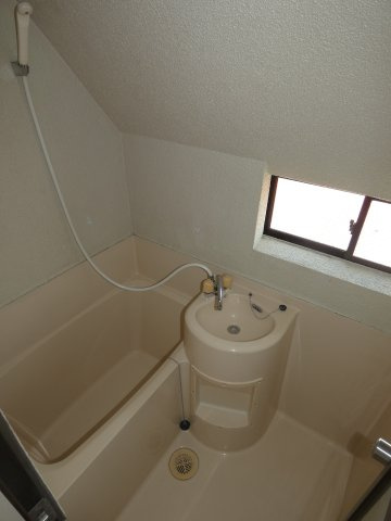 【浴室】 | 窓付きで換気しやすいお風呂ですね。