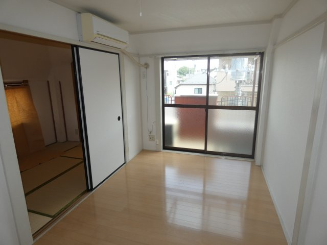 【洋室】 | エアコンは1台付き、東向きで朝日が入る素敵なお部屋です。