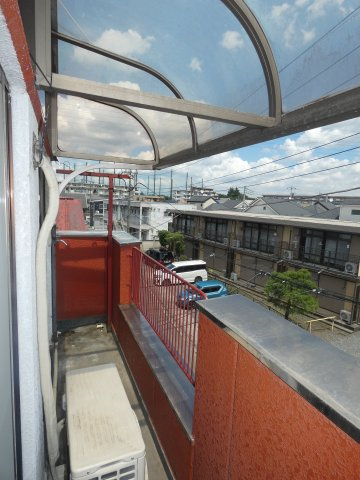 【バルコニー】 | 雨もしのげる屋根付きバルコニー。