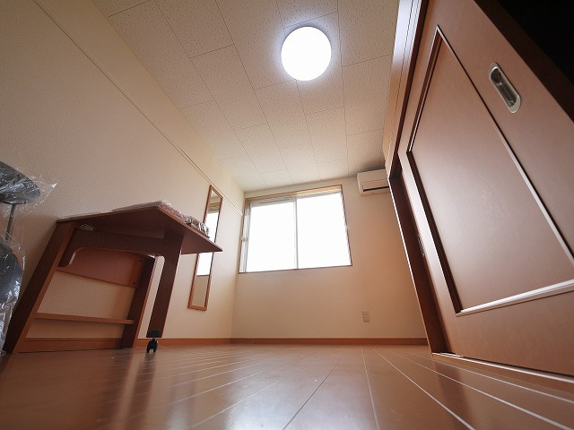 レオパレスオアシスの洋室|コンパクトで使いやすい洋室です
