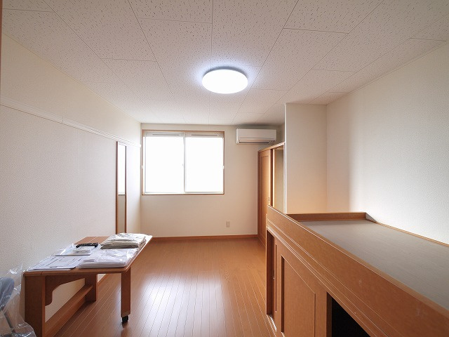 レオパレスオアシスの洋室|明るい洋室です
