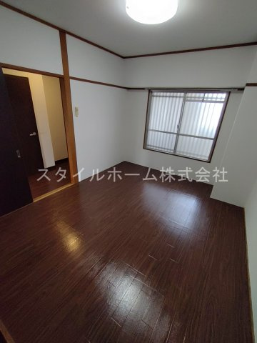 オリエンタルハイツの居間・リビング