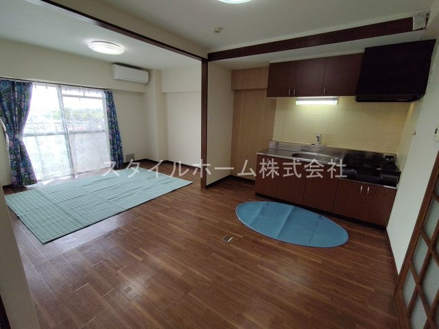 オリエンタルハイツの居間・リビング