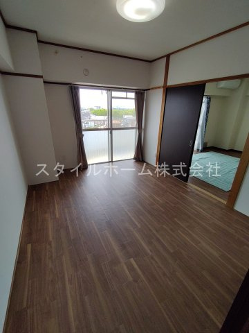 オリエンタルハイツの居間・リビング