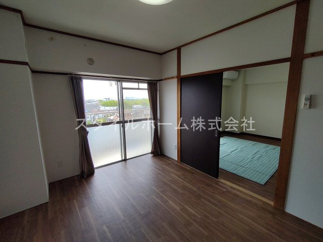 オリエンタルハイツの居間・リビング