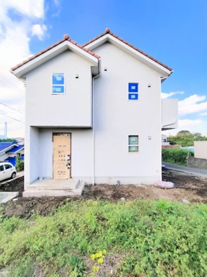 【外観】 | ◆◇西川島町　北欧風デザイナーズ住宅◇◆ | ◆爽やかな青空の下に贅沢なほどに降り注ぐ陽光、豊かな居住性と、クオリティが見事に調和した住空間は、住まうことの喜びを感じさせてくれます。ゆとりある広い敷地で開放的なお住まいです。