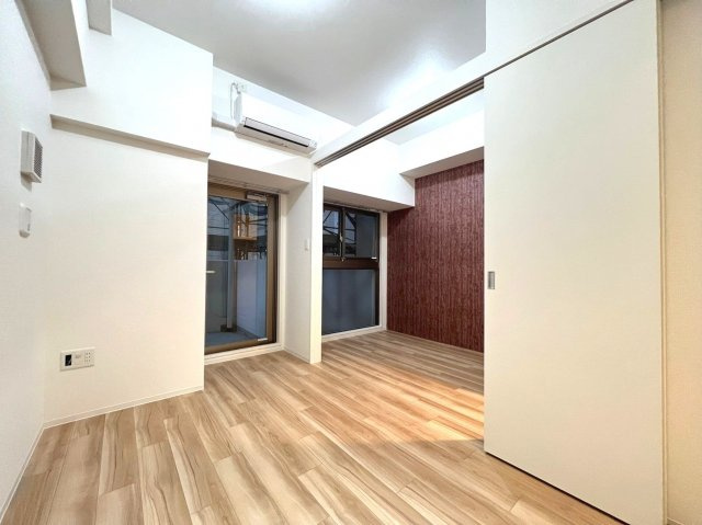 セレニテ堺筋本町リアンの洋室