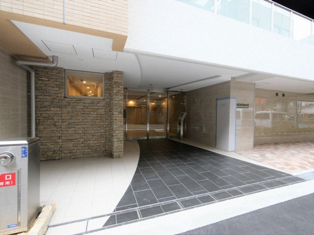 セレニテ桜川駅前プリエのエントランス