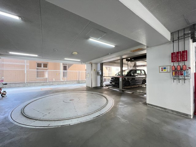 サムティ難波グレイスの駐車場